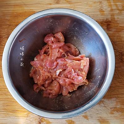 怎样做美味的青椒木耳炒肉丝，青椒木耳炒肉丝的做法（简单几步做好一盘尖椒木耳炒肉片）