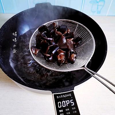 怎样做美味的青椒木耳炒肉丝，青椒木耳炒肉丝的做法（简单几步做好一盘尖椒木耳炒肉片）