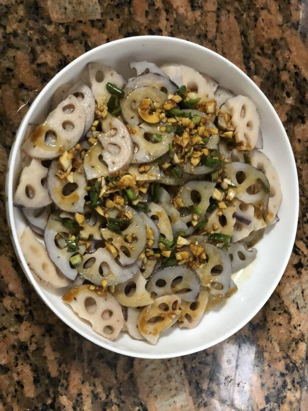 莲菜凉拌的做法，凉拌爽脆莲菜片的做法（大厨教你做凉拌莲藕）