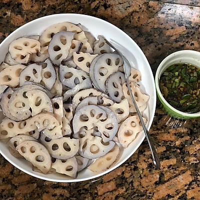 莲菜凉拌的做法，凉拌爽脆莲菜片的做法（大厨教你做凉拌莲藕）