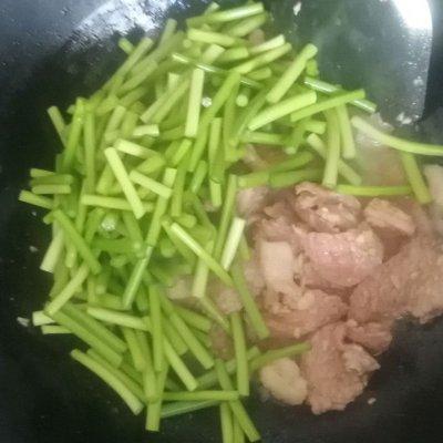 肉炒什么菜好吃，烧肉配什么菜来炒显得好吃又好看（学会蒜薹炒肉片～家常下饭菜）