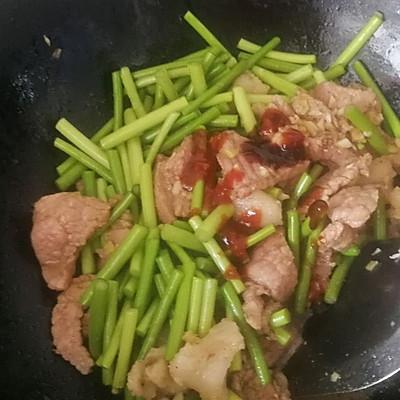 肉炒什么菜好吃，烧肉配什么菜来炒显得好吃又好看（学会蒜薹炒肉片～家常下饭菜）