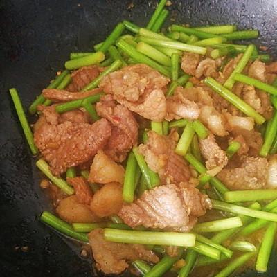 肉炒什么菜好吃，烧肉配什么菜来炒显得好吃又好看（学会蒜薹炒肉片～家常下饭菜）