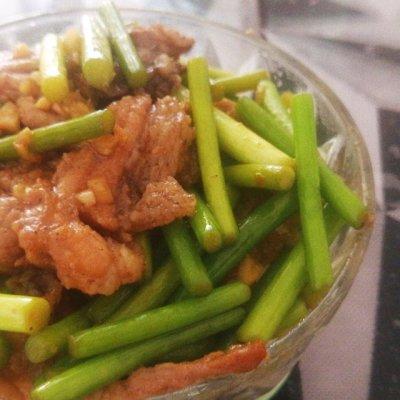 肉炒什么菜好吃，烧肉配什么菜来炒显得好吃又好看（学会蒜薹炒肉片～家常下饭菜）