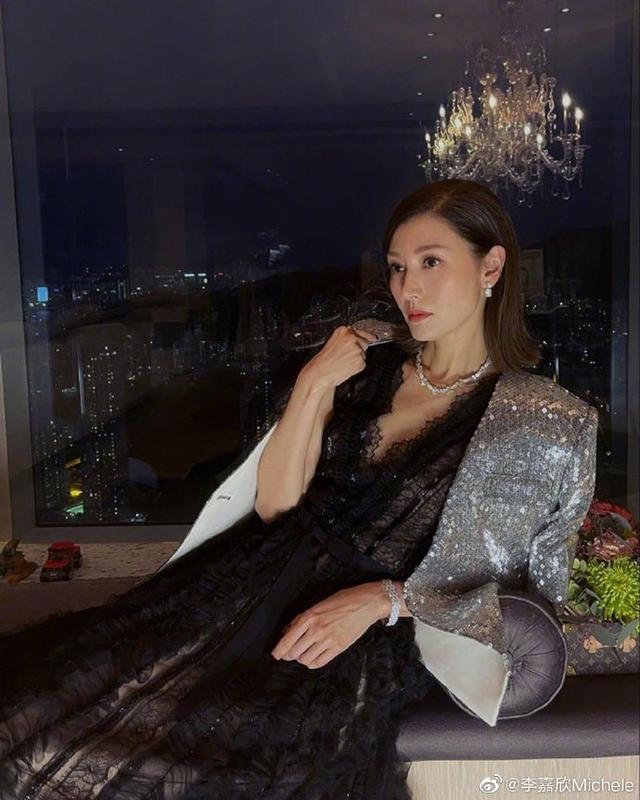 锁骨特写 女生头像微信，锁骨特写 女生头像（穿蕾丝裙大秀香肩锁骨）