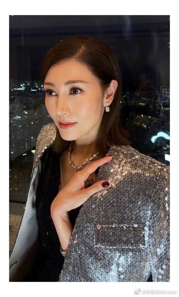 锁骨特写 女生头像微信，锁骨特写 女生头像（穿蕾丝裙大秀香肩锁骨）