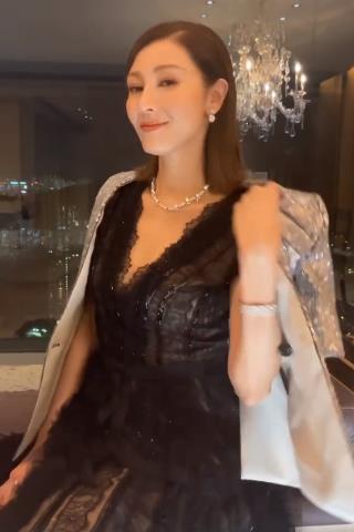 锁骨特写 女生头像微信，锁骨特写 女生头像（穿蕾丝裙大秀香肩锁骨）