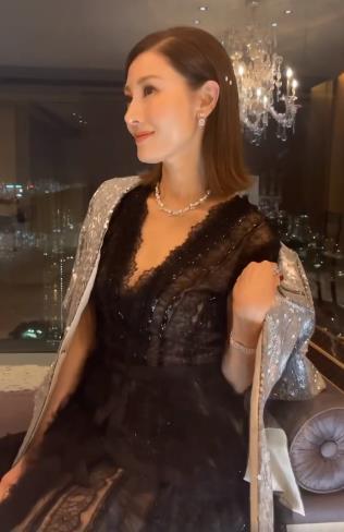 锁骨特写 女生头像微信，锁骨特写 女生头像（穿蕾丝裙大秀香肩锁骨）