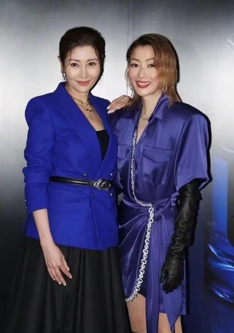 锁骨特写 女生头像微信，锁骨特写 女生头像（穿蕾丝裙大秀香肩锁骨）