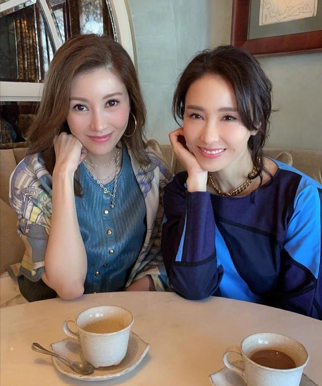 锁骨特写 女生头像微信，锁骨特写 女生头像（穿蕾丝裙大秀香肩锁骨）