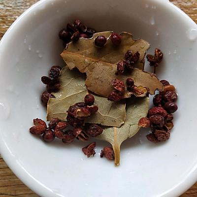 鸭腿的家常简单做法，鸭腿怎么做好吃又简单（超下饭的香酥鸭腿，一学就会）