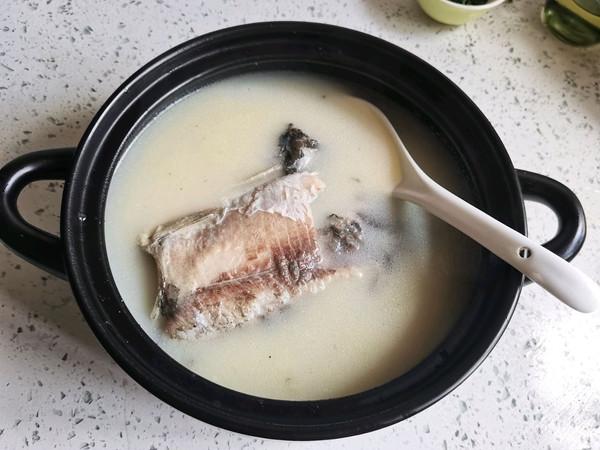 怎样煲鲫鱼汤最有营养，鲫鱼汤怎么煲好喝又营养（这道家常版—鲫鱼汤一上桌）