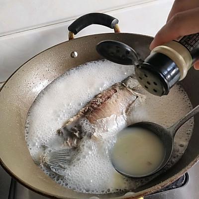怎样煲鲫鱼汤最有营养，鲫鱼汤怎么煲好喝又营养（这道家常版—鲫鱼汤一上桌）