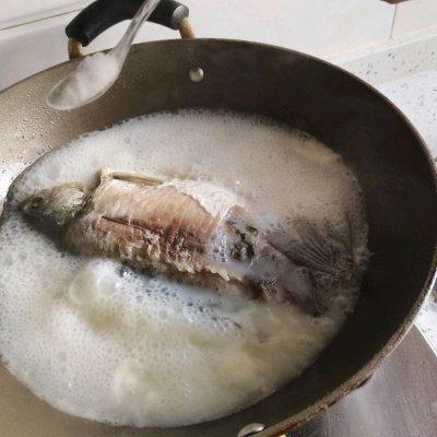 怎样煲鲫鱼汤最有营养，鲫鱼汤怎么煲好喝又营养（这道家常版—鲫鱼汤一上桌）