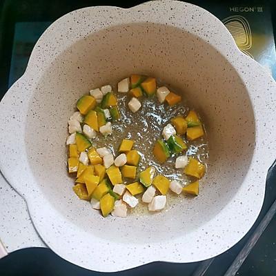 咖喱面条的做法，咖喱面条的做法窍门（这道咖喱三文鱼南瓜浓汤面）