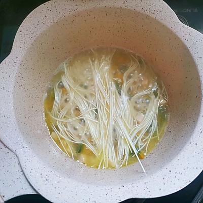 咖喱面条的做法，咖喱面条的做法窍门（这道咖喱三文鱼南瓜浓汤面）