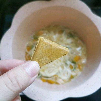 咖喱面条的做法，咖喱面条的做法窍门（这道咖喱三文鱼南瓜浓汤面）