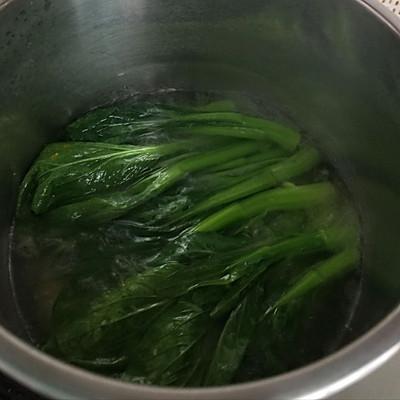 川味腊肠焖饭电饭煲做法步骤，四川腊肠焖饭电饭锅做法（#精致一人食#电饭锅版腊肠排骨青菜饭）