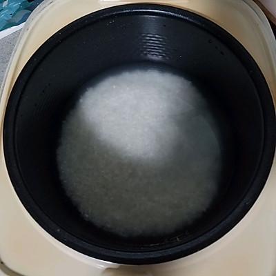 川味腊肠焖饭电饭煲做法步骤，四川腊肠焖饭电饭锅做法（#精致一人食#电饭锅版腊肠排骨青菜饭）