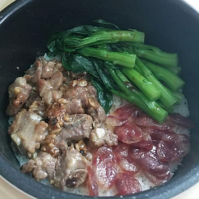 川味腊肠焖饭电饭煲做法步骤，四川腊肠焖饭电饭锅做法（#精致一人食#电饭锅版腊肠排骨青菜饭）