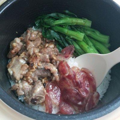 川味腊肠焖饭电饭煲做法步骤，四川腊肠焖饭电饭锅做法（#精致一人食#电饭锅版腊肠排骨青菜饭）
