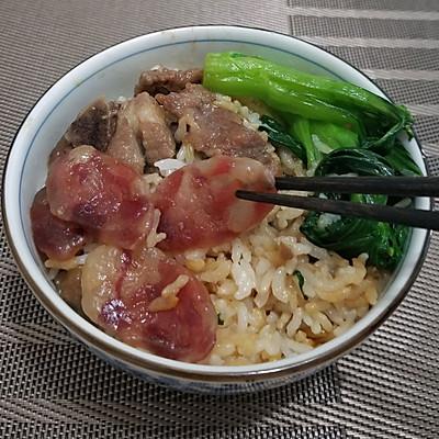 川味腊肠焖饭电饭煲做法步骤，四川腊肠焖饭电饭锅做法（#精致一人食#电饭锅版腊肠排骨青菜饭）