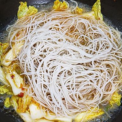炖白菜粉条怎么做，炖白菜粉条怎么做好吃窍门（#我心中的冬日限定#粗茶淡饭最养人～素炖白菜粉条）