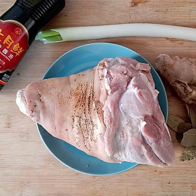 红烧扣肉的做法，扣肉的正宗做法梅菜扣肉（红烧猪肘）