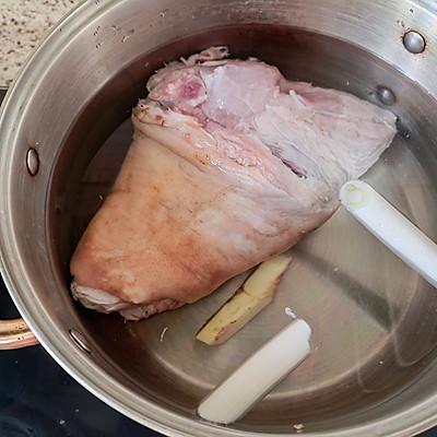 红烧扣肉的做法，扣肉的正宗做法梅菜扣肉（红烧猪肘）