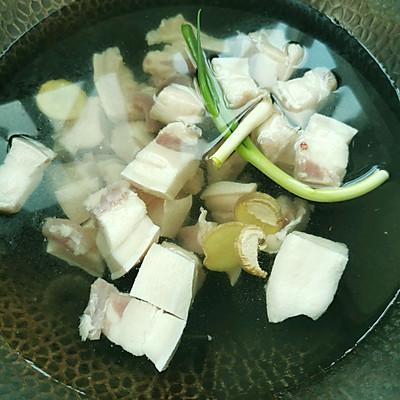 夹肉饼里面的肉怎样做才好吃，夹肉饼里面的肉怎么做（肉夹馍里的肉的秘籍分享）