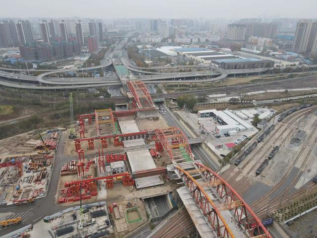 为什么桥大多设计成拱形的，为什么许多桥梁要建成拱形（郑州彩虹桥旧桥首孔62米钢桁拱开始横移拆解施工）