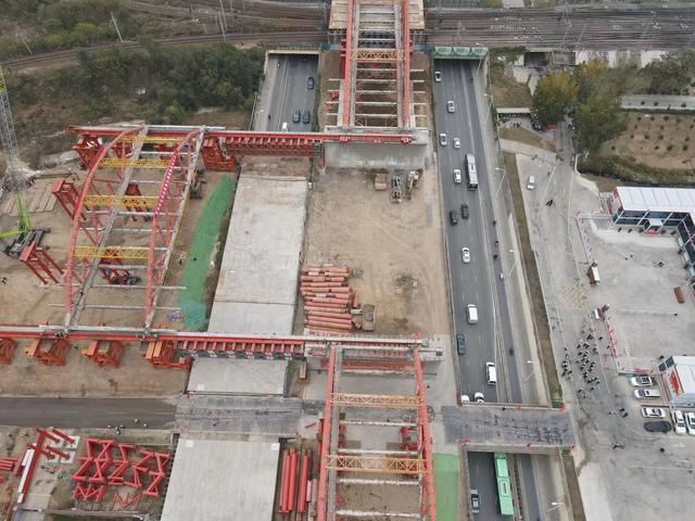 为什么桥大多设计成拱形的，为什么许多桥梁要建成拱形（郑州彩虹桥旧桥首孔62米钢桁拱开始横移拆解施工）