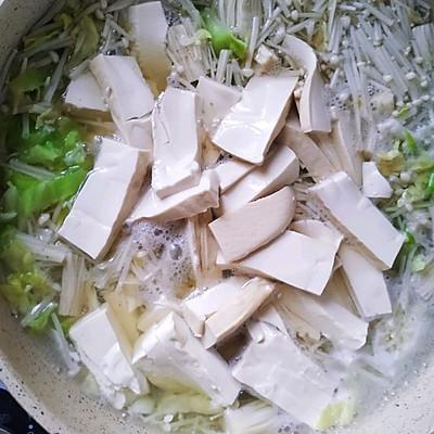 金针菇豆腐汤的做法，黄骨鱼金针菇豆腐汤的做法（不可错过的下酒菜金针菇豆腐汤）