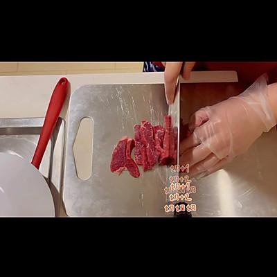 牛肩肉适合炒还是炖，牛肩肉炒着吃怎么做（香煎牛肩肉在家做）