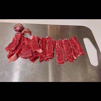 牛肩肉适合炒还是炖，牛肩肉炒着吃怎么做（香煎牛肩肉在家做）