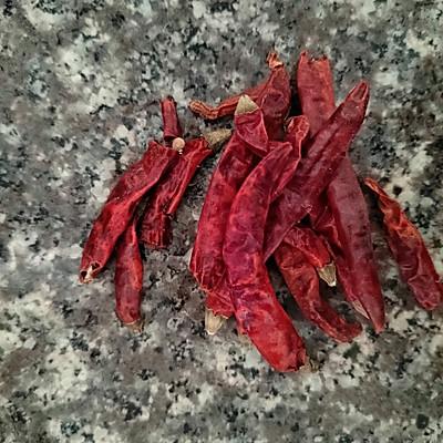 腊肉的食用方法，腊肉的食用方法说明（姑娘隔三差五就要吃蒜苗炒腊肉）