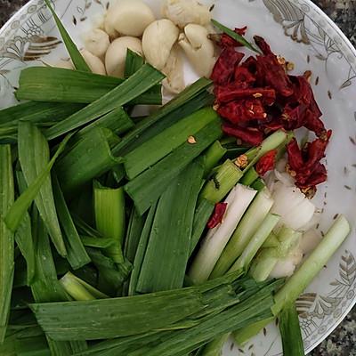 腊肉的食用方法，腊肉的食用方法说明（姑娘隔三差五就要吃蒜苗炒腊肉）