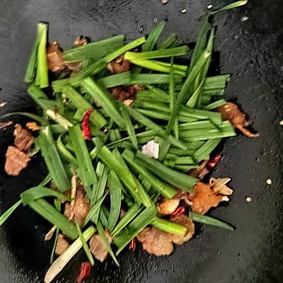 腊肉的食用方法，腊肉的食用方法说明（姑娘隔三差五就要吃蒜苗炒腊肉）
