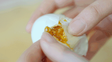 一个咸鸭蛋多少克，一个咸鸭蛋的热量有多少（话说“是咸三分盐”）