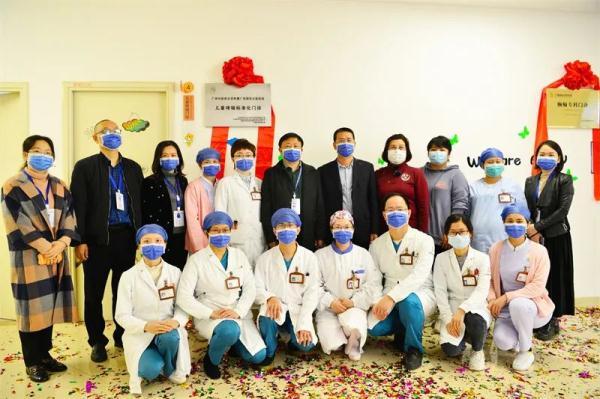 婴儿吃奶时哭闹，婴儿吃奶一直哭闹怎么回事（广西一新手妈妈慌了……医生）