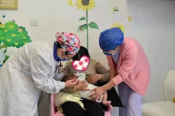 婴儿吃奶时哭闹，婴儿吃奶一直哭闹怎么回事（广西一新手妈妈慌了……医生）