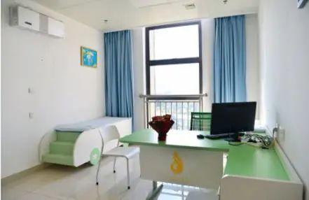 婴儿吃奶时哭闹，婴儿吃奶一直哭闹怎么回事（广西一新手妈妈慌了……医生）