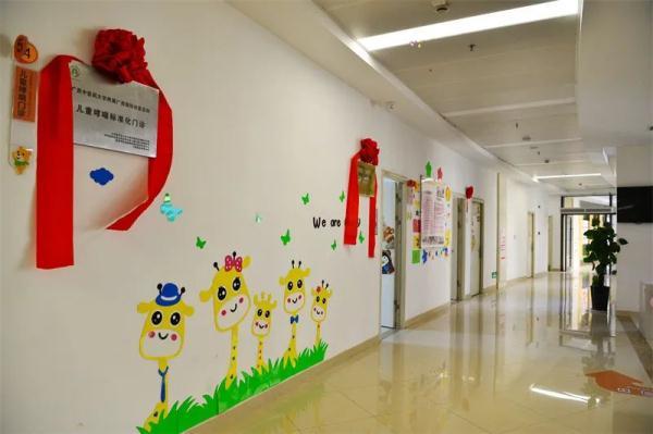 婴儿吃奶时哭闹，婴儿吃奶一直哭闹怎么回事（广西一新手妈妈慌了……医生）