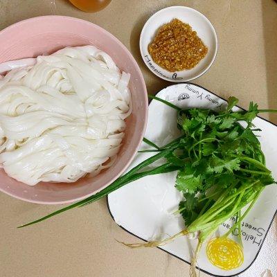 汤河粉怎么做好吃，河粉怎么做好吃汤河粉的家常做法（#我心中的冬日限定#捞河粉）
