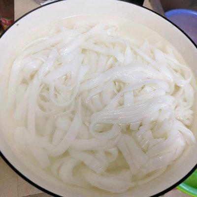 汤河粉怎么做好吃，河粉怎么做好吃汤河粉的家常做法（#我心中的冬日限定#捞河粉）
