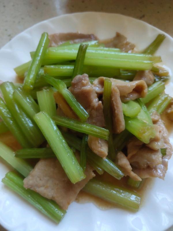 芹菜炒肉的做法，芹菜炒肉的做法需要焯水吗（#我心中的冬日限定#芹菜炒肉片）