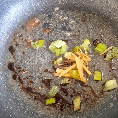 芹菜炒肉的做法，芹菜炒肉的做法需要焯水吗（#我心中的冬日限定#芹菜炒肉片）