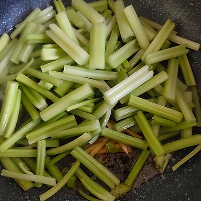 芹菜炒肉的做法，芹菜炒肉的做法需要焯水吗（#我心中的冬日限定#芹菜炒肉片）