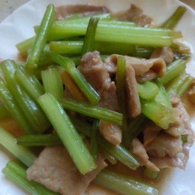 芹菜炒肉的做法，芹菜炒肉的做法需要焯水吗（#我心中的冬日限定#芹菜炒肉片）