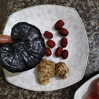 灵芝搭配什么煲汤最好，灵芝和什么一起煲汤最好（大骨煲灵芝就这么做）